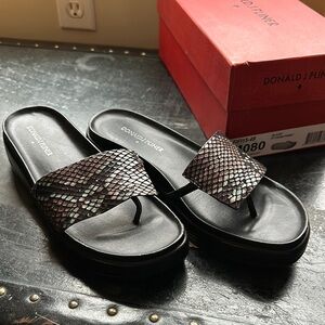 Donald J Pliner Fifi slides